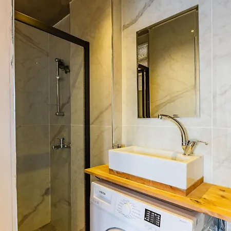 Chic Flat W Terrace 5 Min To Red Church In Fatih
